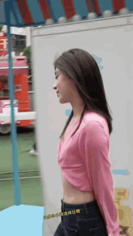 龙王，猴子，八戒一起喝酒。八戒喝了一杯，看向猴子说：该猴哥了。猴子喝了一杯看向龙