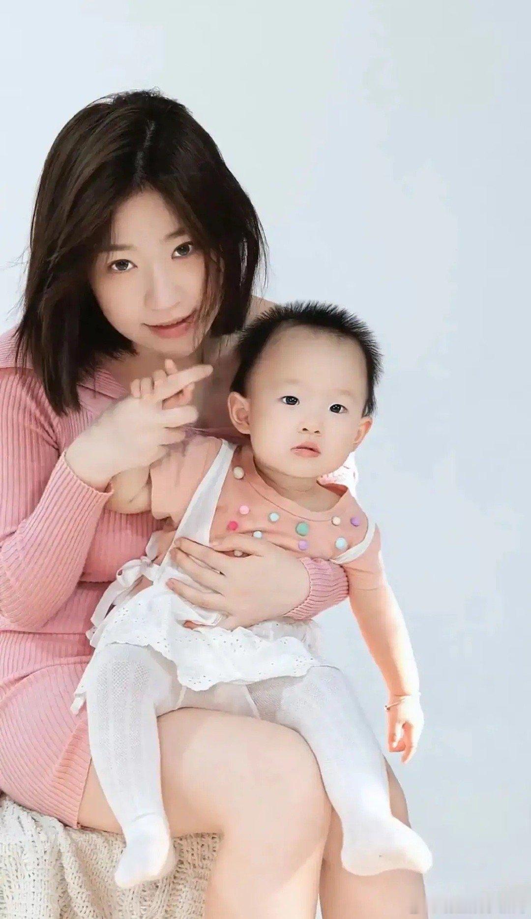 黄一鸣和女儿拍写真，小姑娘真的会长，和爷爷一模一样，难怪爷爷会认。这和小说写的不