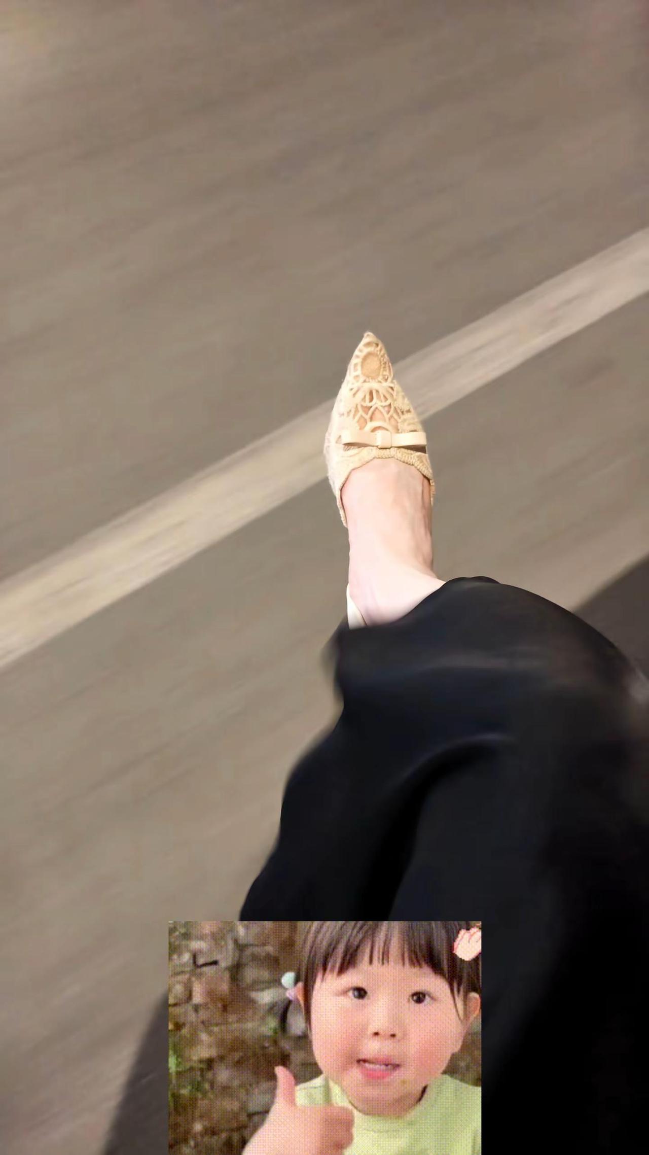 我以前也是一个爱穿裙子的人呀，也是会打扮。现在呢？每天洗脸刷牙洗澡就是最大的护肤