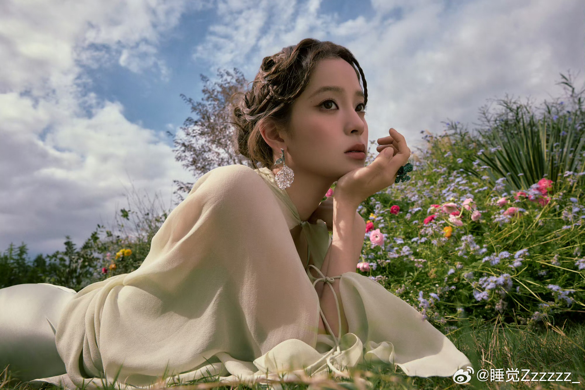 欧阳娜娜神图欧阳娜娜灵动神图来袭，仙气十足！娜娜新图展现绝美侧颜与灵动气质，这组