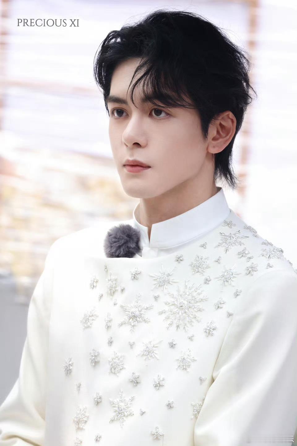 曾舜晞央视五四晚会录制路透，白色新中式造型，好贵气啊一身正气，期待晚会播出！