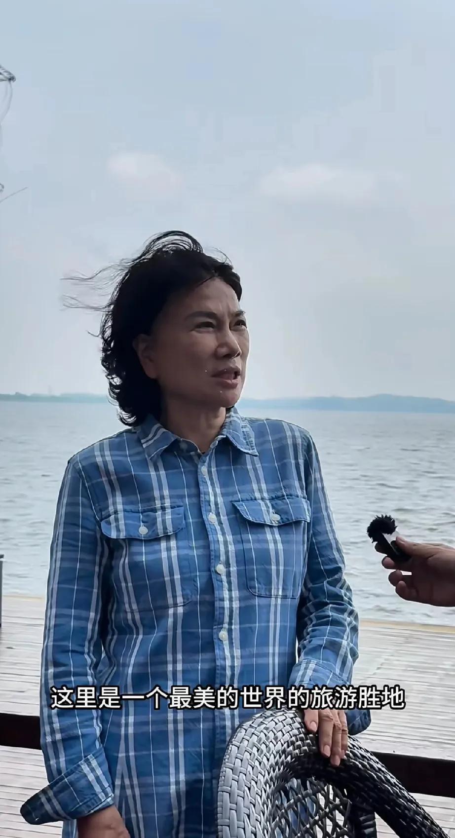董明珠现身安徽池州做考察，完全看不出来她是一个70岁的老人，走路还是那么有劲，比