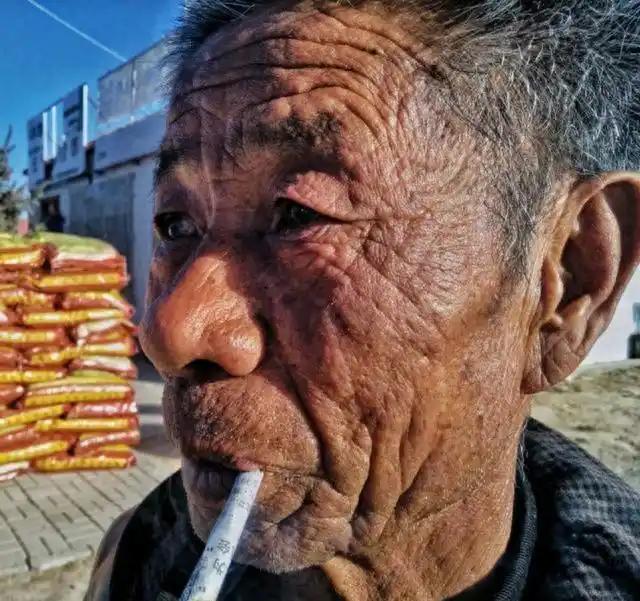 70多岁的老爸终于把烟戒了，可我做儿子的反而一点都高兴不起来，甚至觉得有些心酸，