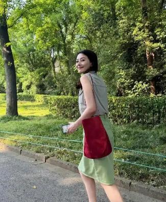 高圆圆上学时期有多漂亮，她班主任说过，当年最少十个班的男生追她。她成天穿宽松校服