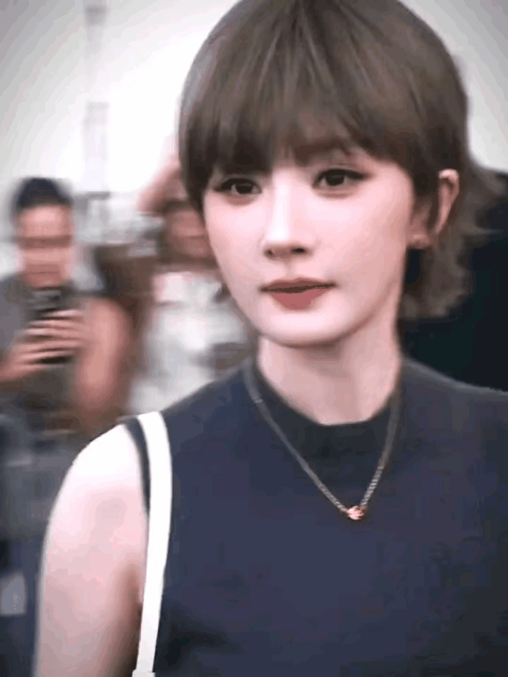 杨幂这次短发出镜，简直惊艳整个互联网，都霸屏了。我敢说很多女孩子都蠢蠢欲动了，肯