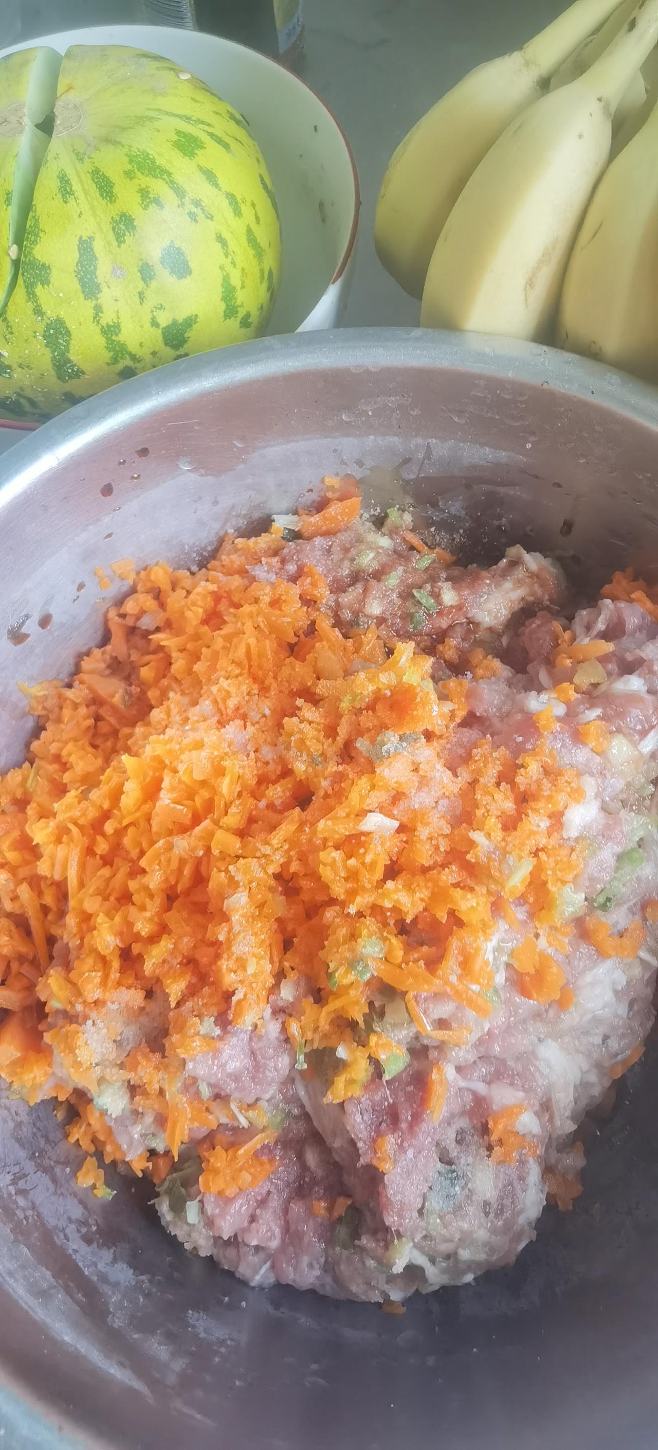 羊肉馅的饺子，我看盆里还没调的肉和菜，觉得菜少了点。我包羊肉馅饺子的步骤是：先烧