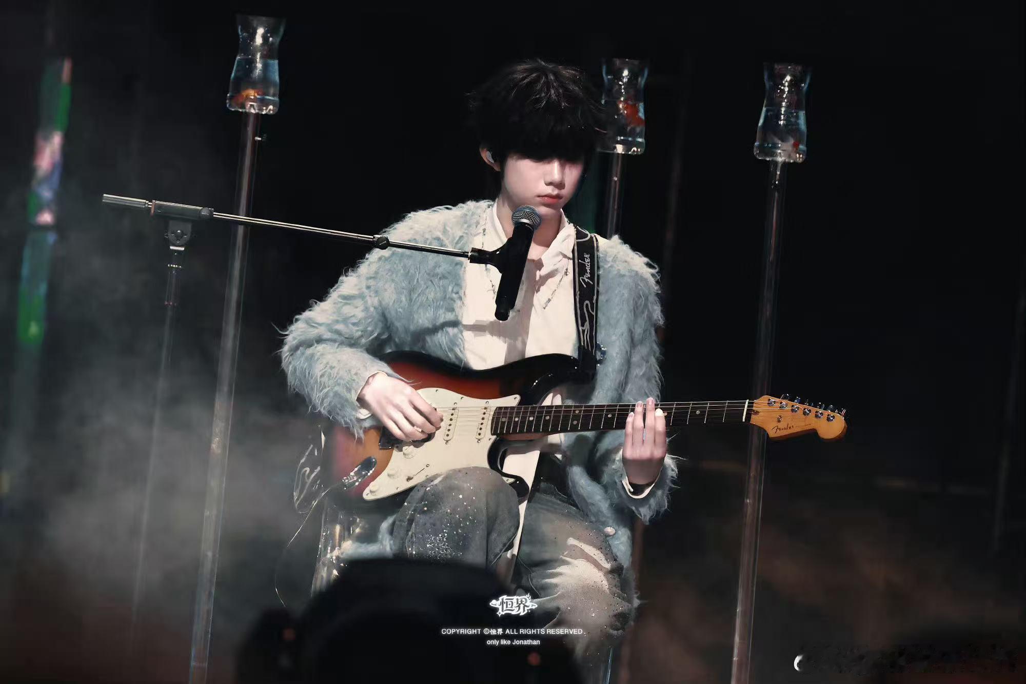 陈奕恒头上好多星星陈奕恒吉他弹唱 大家都在夸星星造型可爱，只有粉丝清楚他背后的付