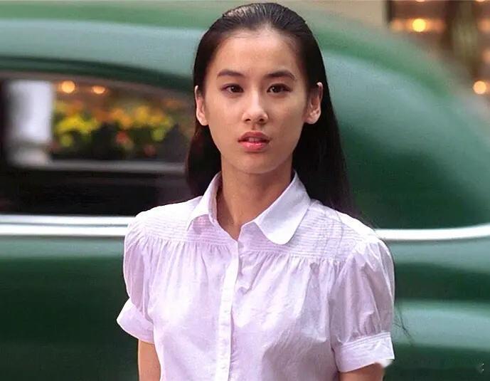 黄圣依越素越美丽黄圣依典型的适合淡妆的长相。整体脸型是瘦长的，骨骼清晰，旦脸颊无