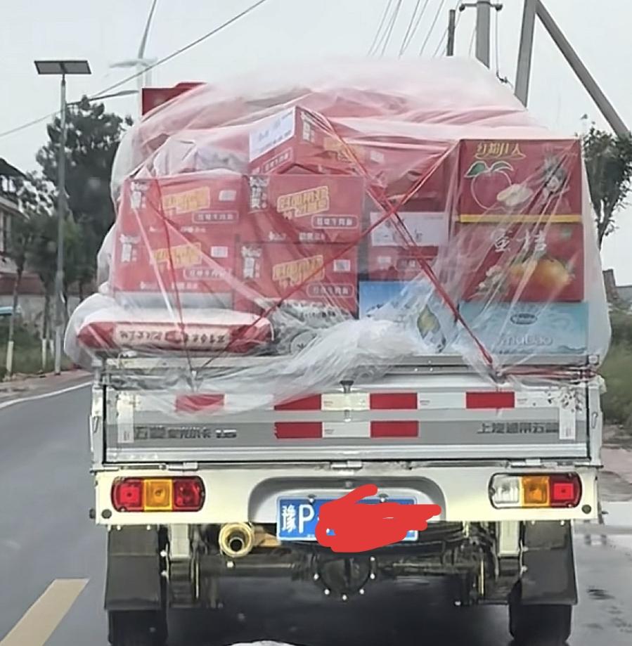 据说这是订婚的礼品，整整一小货车，看牌照是河南的，不是针对河南啊，全国是不是有很