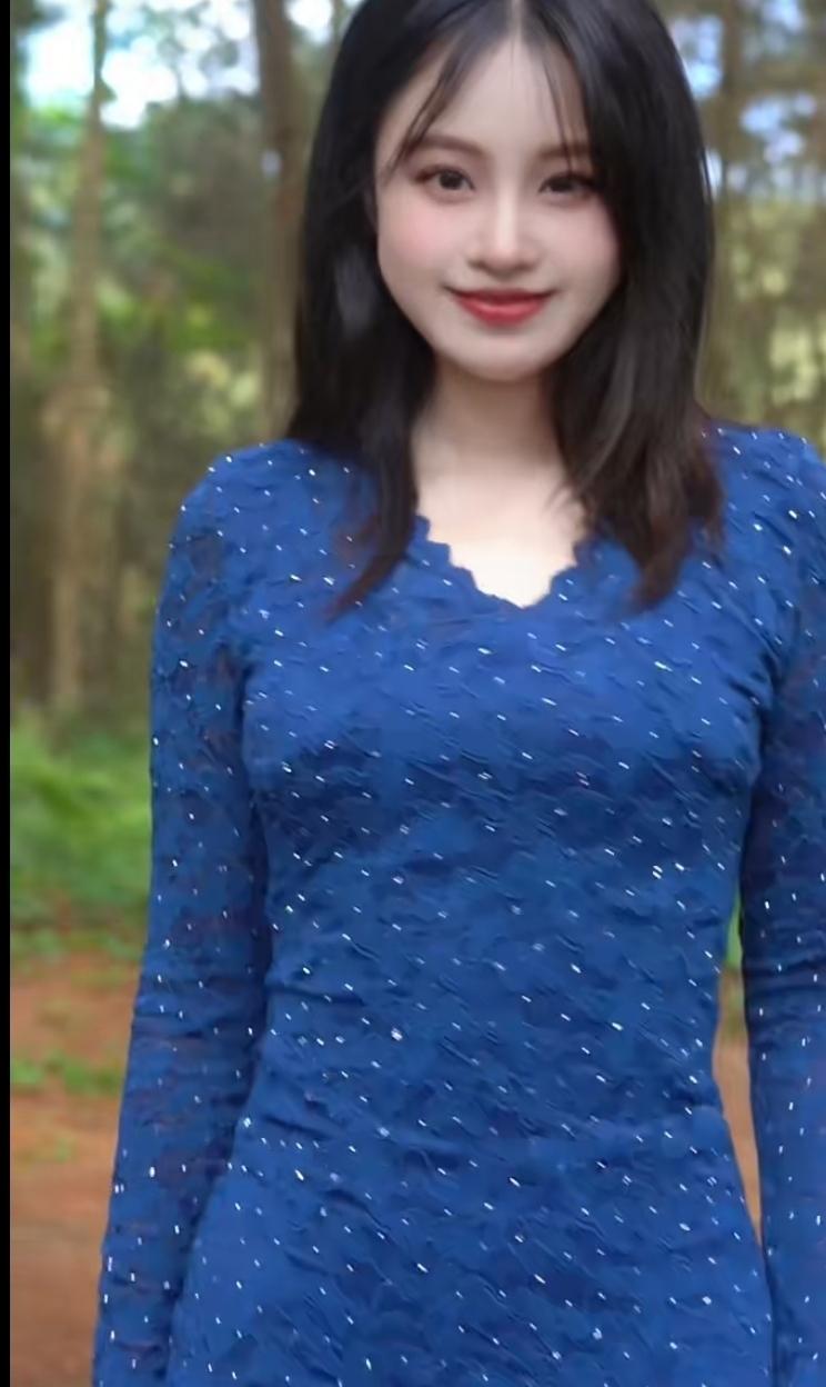 森林里的蓝色精灵，带着甜美微笑，尽显自然清新。她灵动地穿梭于斑驳树影之间，每一步