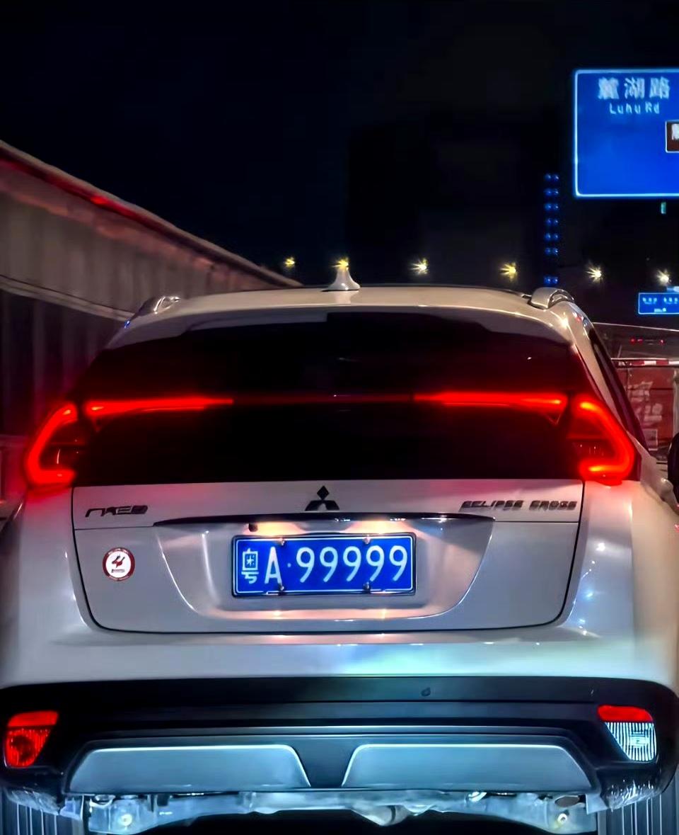 网友：没有对比就没有“山寨”，这样的车牌挂的车好像不太合适吧？