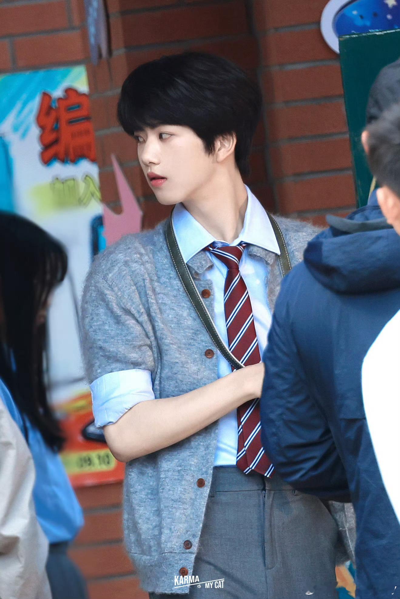 张函瑞徐安博张函瑞今日份路透造型，摄影社的徐安博学长太帅了 