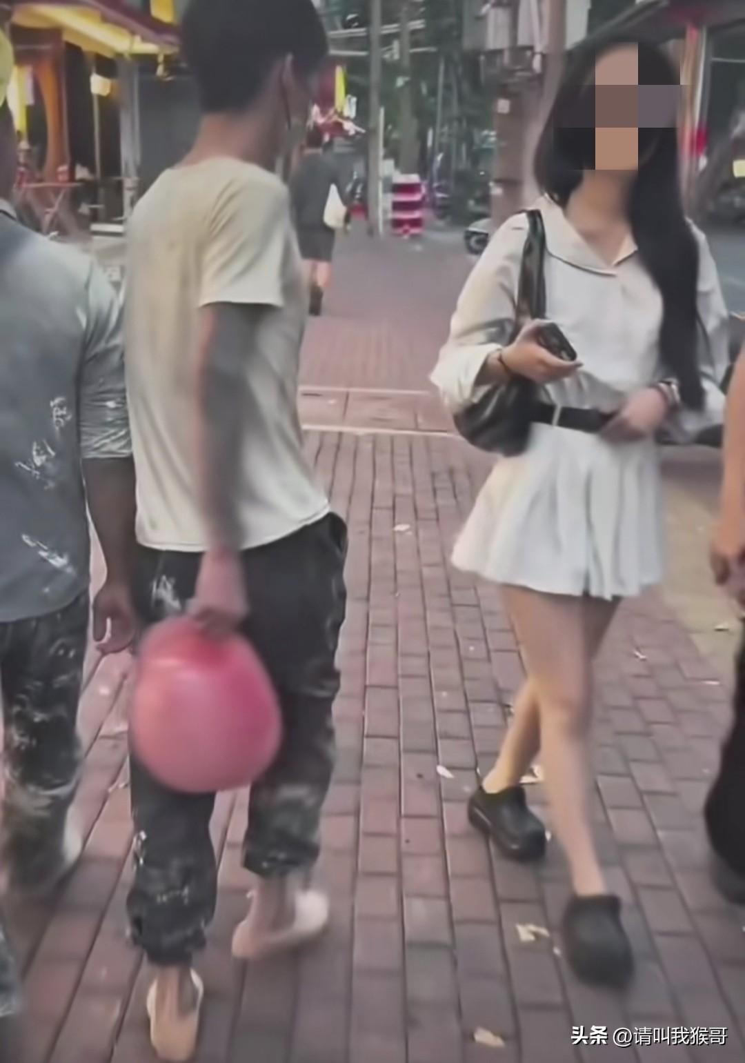 小伙子侧身是为了怕弄脏别人
可如果是迎面的女孩子侧身，是因为什么呢？