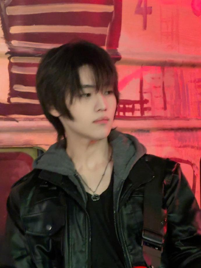 接下来让路路酱为大家隆重介绍：我们的最佳主唱~~2026pel 云雨成光