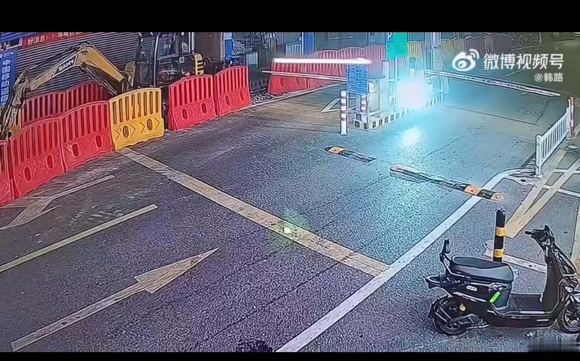头撞栏杆，倒地抽搐，国内这些骑电瓶车的鬼火少年真的治不了吗？25码的电瓶车不过瘾