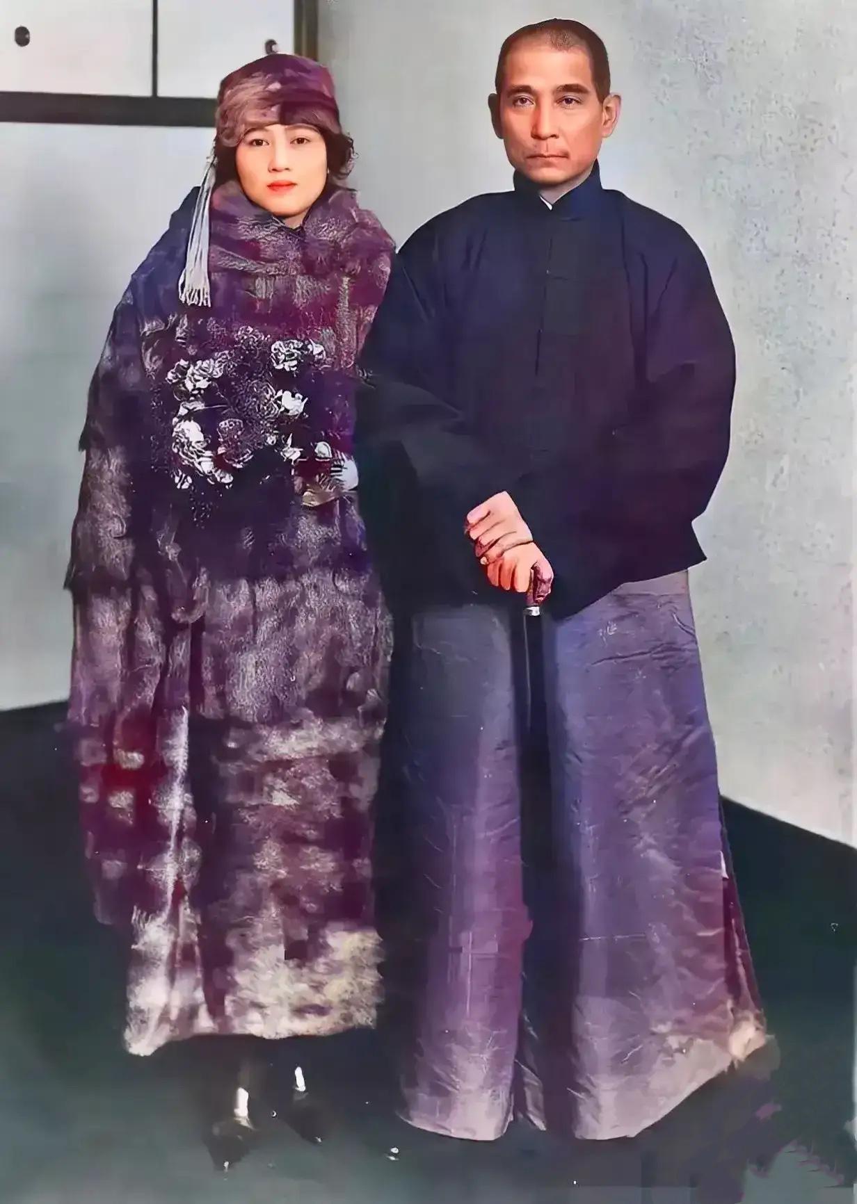 图一为宋庆龄与孙中山合影，图二为宋庆龄小照。很多人看到这两张照片后都忍不住感叹：