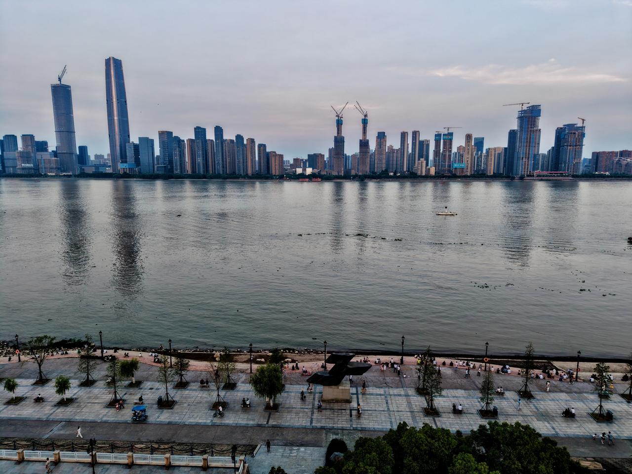 【江城夏夜江滩人气旺·亲水观景待暮色】6月16日傍晚，汉口江滩人头攒动。江水渐涨