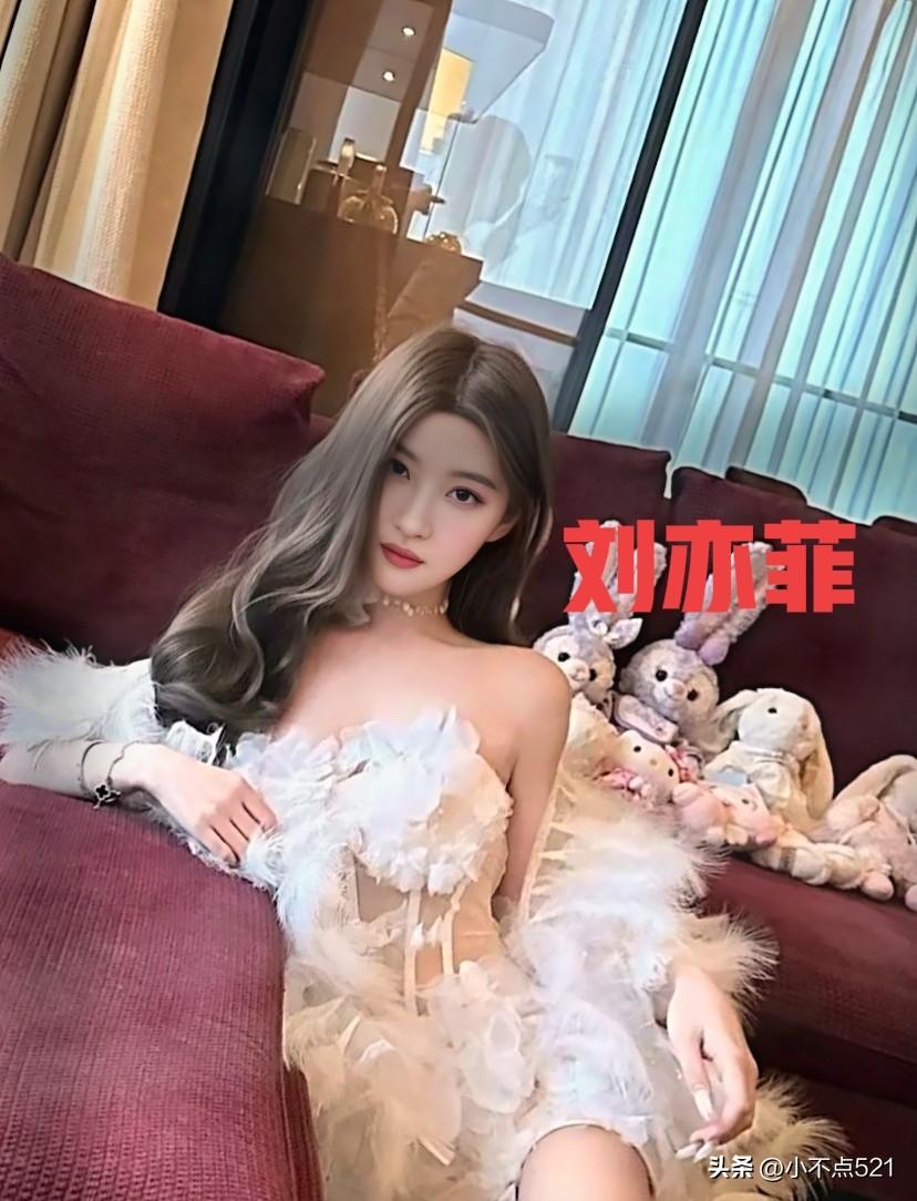 刘亦菲这造型也太美了！[比心]白色项链在灯光下闪得我移不开眼，卷发温柔又带点小妩