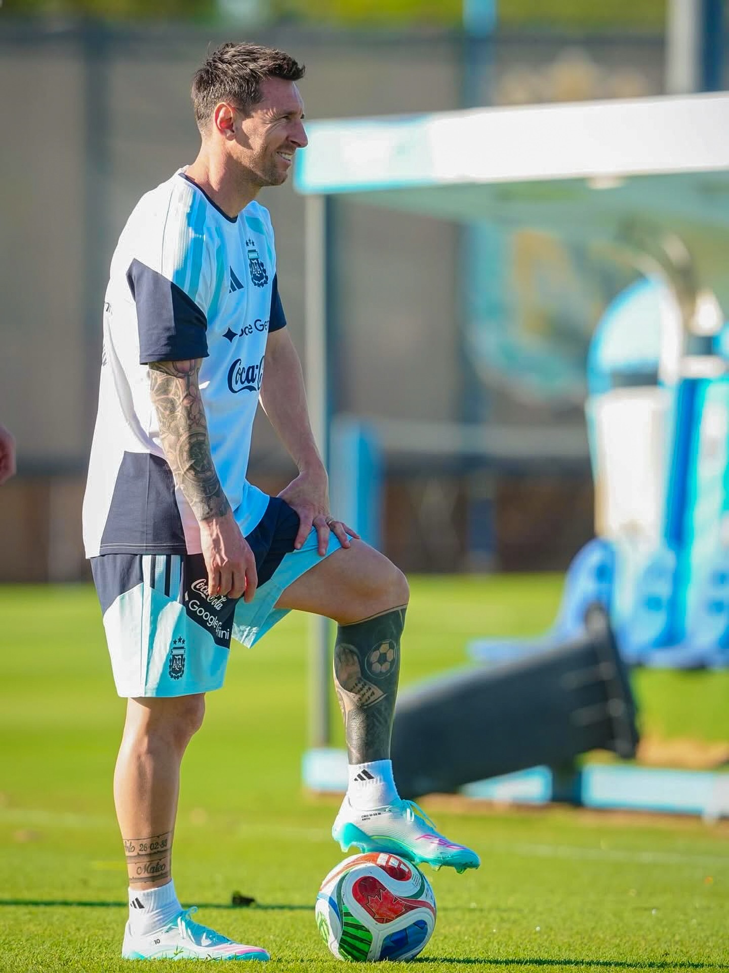 阿根廷国家队英文官方ins：在鞋底下面。梅西