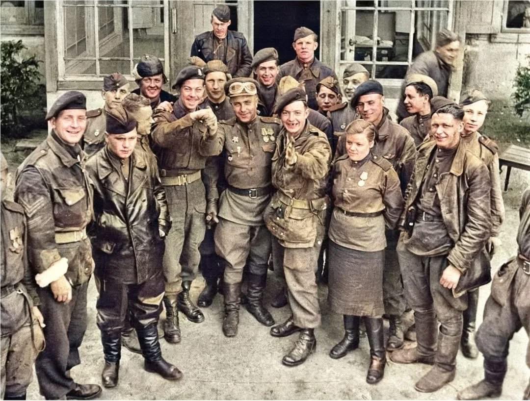 1945年，英国第二集团军与苏联近卫第三坦克军在德国维斯马胜利会师！由于意识形态