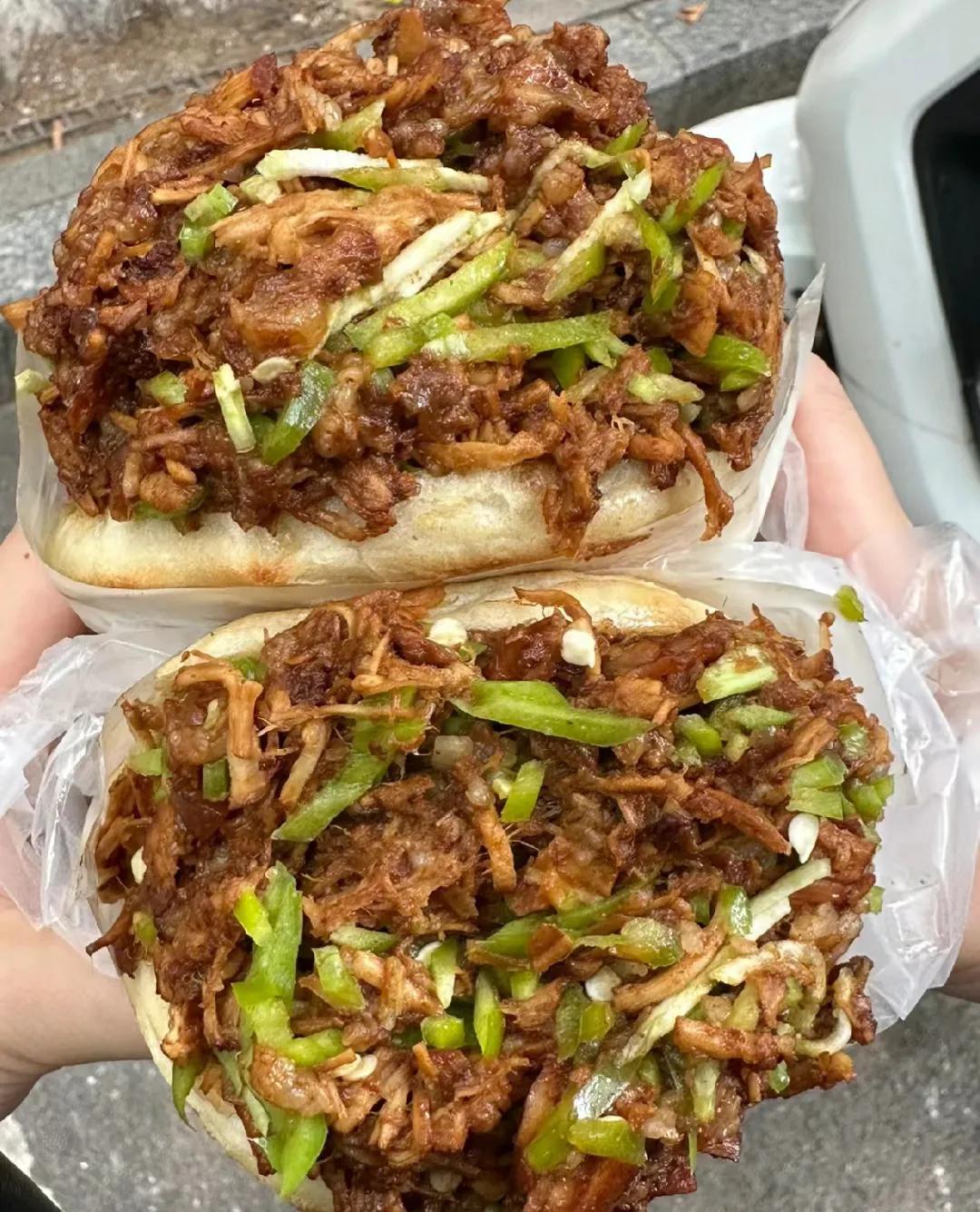 在济南，7元一个的巨无霸肉夹馍！肉真的好多
真的只要7元，是我目前吃到肉夹得最多