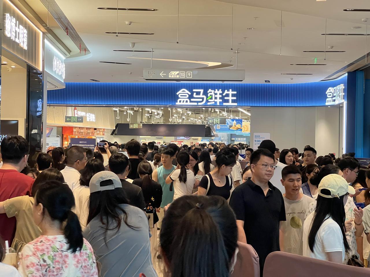 那些说中重庆中央公园没人的，来光环花园城看看，人山人海的感觉，从胖永辉开始，到大