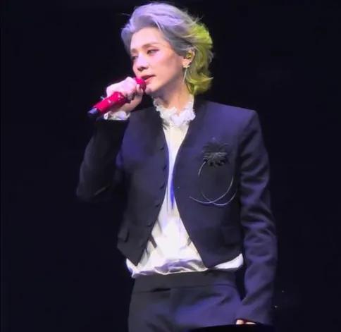 本以为演唱会只是明星的独角戏，没想到鹿晗演唱《我们的明天》时，全场歌迷齐声合唱。