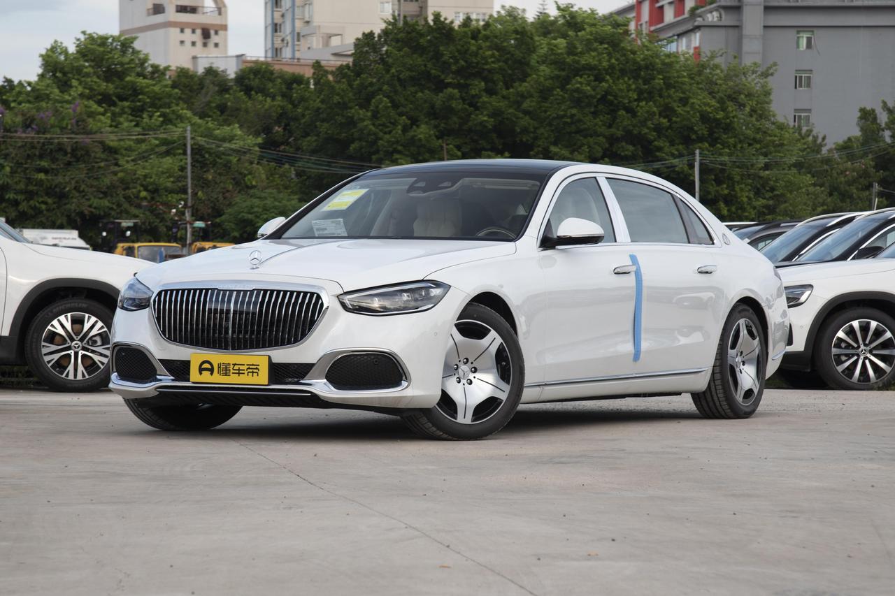 嘿，昨天在湖北武汉看了辆豪车——迈巴赫S级，它可是奔驰S级的升级版哦！这台车是去