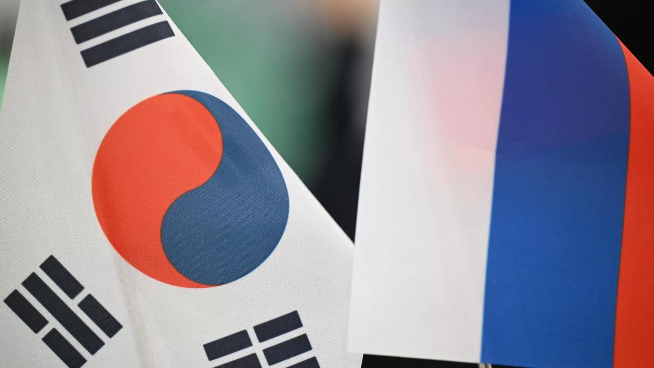 韩国货轮正悄悄穿过北极冰海——不是为了探险，是为了在俄罗斯远东开发里占个座。
