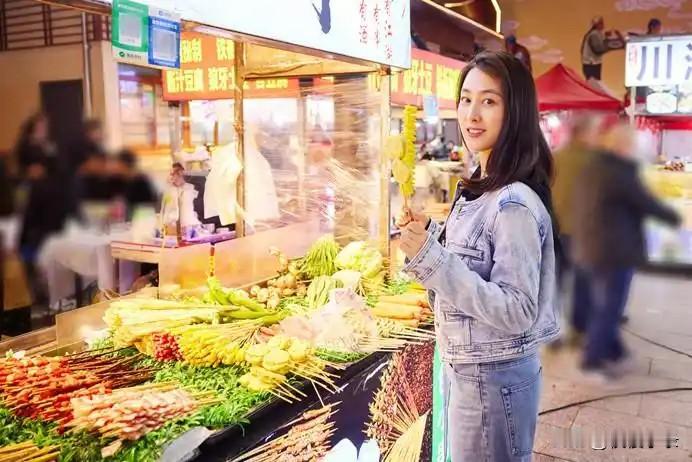 马苏逛夜市，穿牛仔外套体验烟火人气，摊位前摆拍开心似小姑娘！[赞][赞][玫瑰]