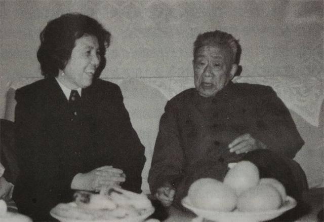 1987年11月30日，江西南昌滨江招待所三号楼。
会客厅里挤满了人，《江西画报