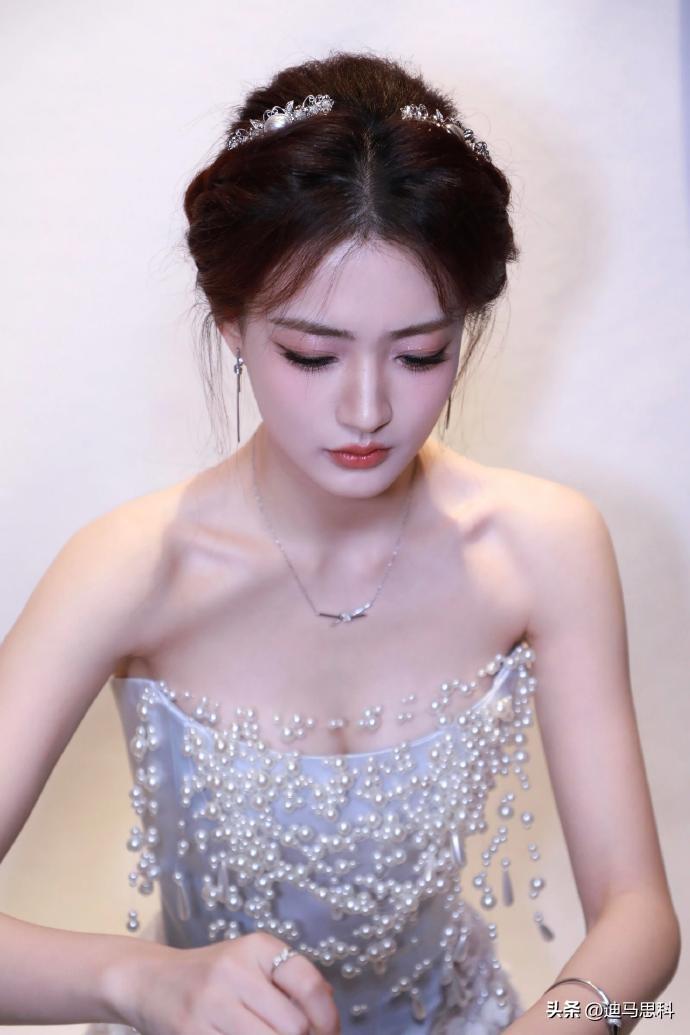 徐璐穿珍珠抹胸蕾丝裙手持银色心形气球！写真里的这身珍珠礼裙，抹胸上缀满珍珠，精致