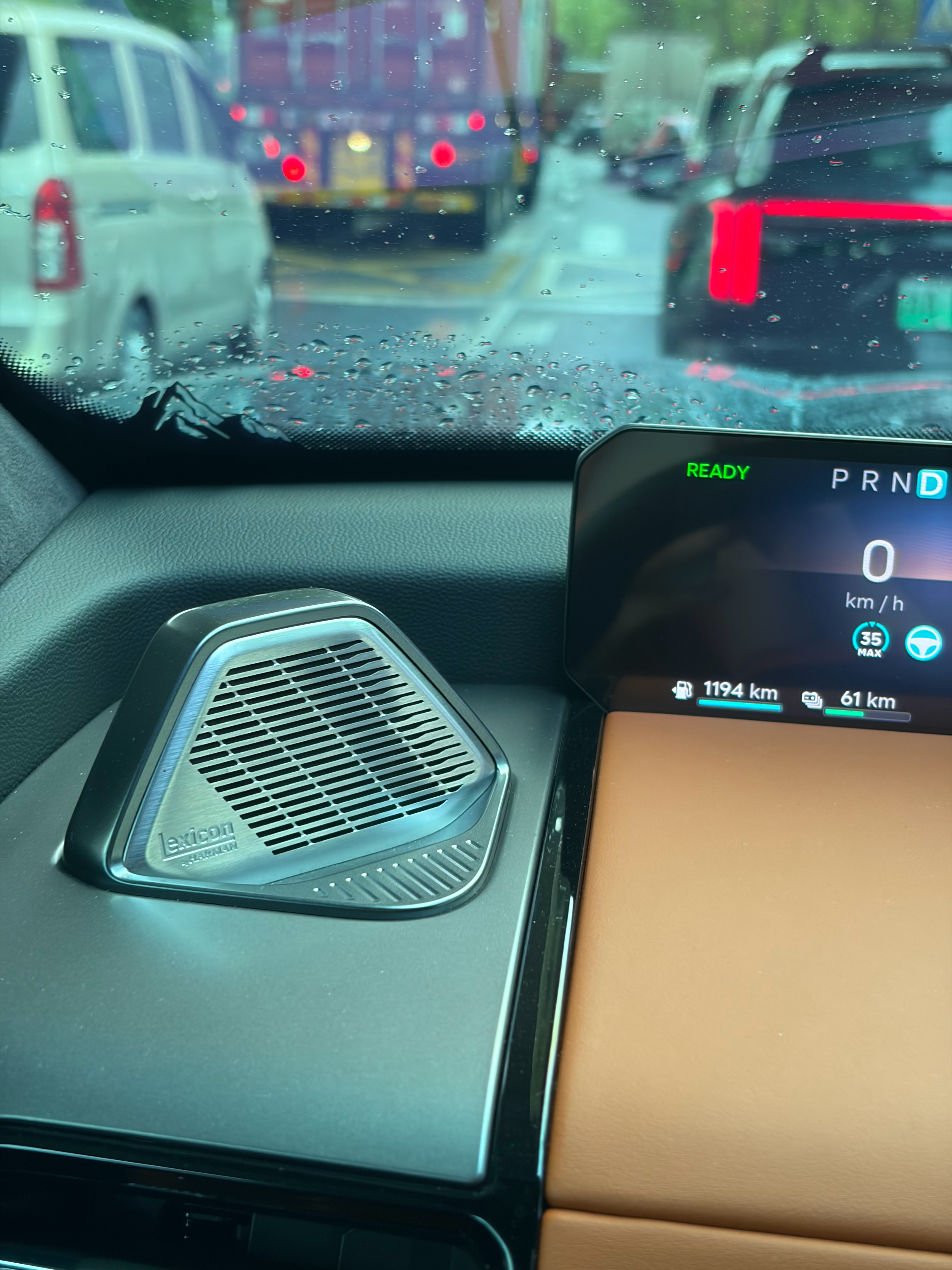 现在觉得有个好音响真的蛮重要的至少听音乐很享受让你在堵车的时候不至于心态崩溃佑酱