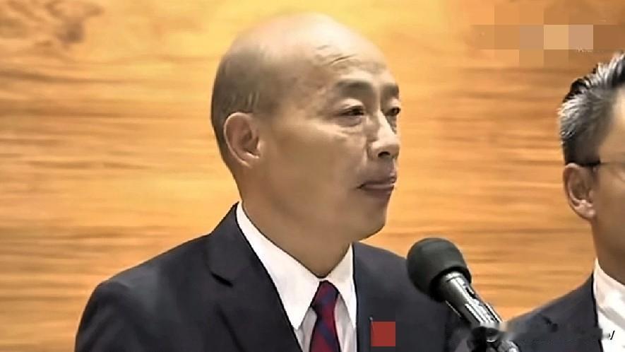 擅长夸夸其谈的韩国瑜最近率了一帮人跑到脚盆去进行所谓的友好交流。
那身段，那表情