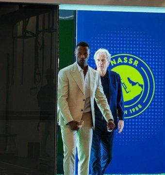 C罗和利雅得 据艾内兹🔴关于塞梅多职位被撤销的消息是错误的。 