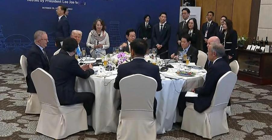 加拿大总理卡尼被东道主安排同坐主桌参加晚宴后，他对外宣称，他与美国总统唐纳德·特