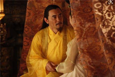 公元649年，李世民驾崩后，唐高宗与大臣们正在商议丧事，契苾何力突然痛哭道：“请