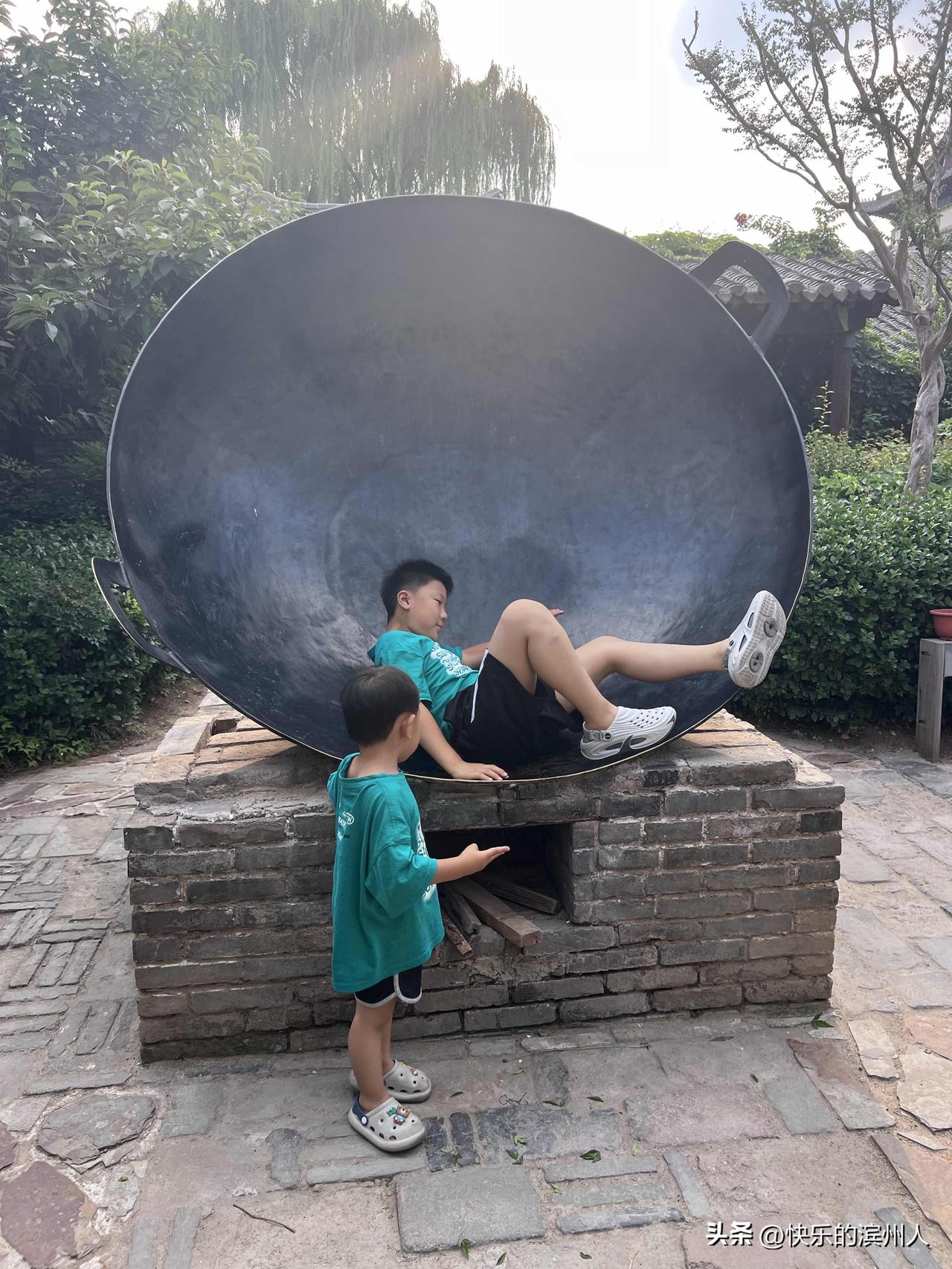 山东济南章丘明水古城里直径两米的章丘铁锅