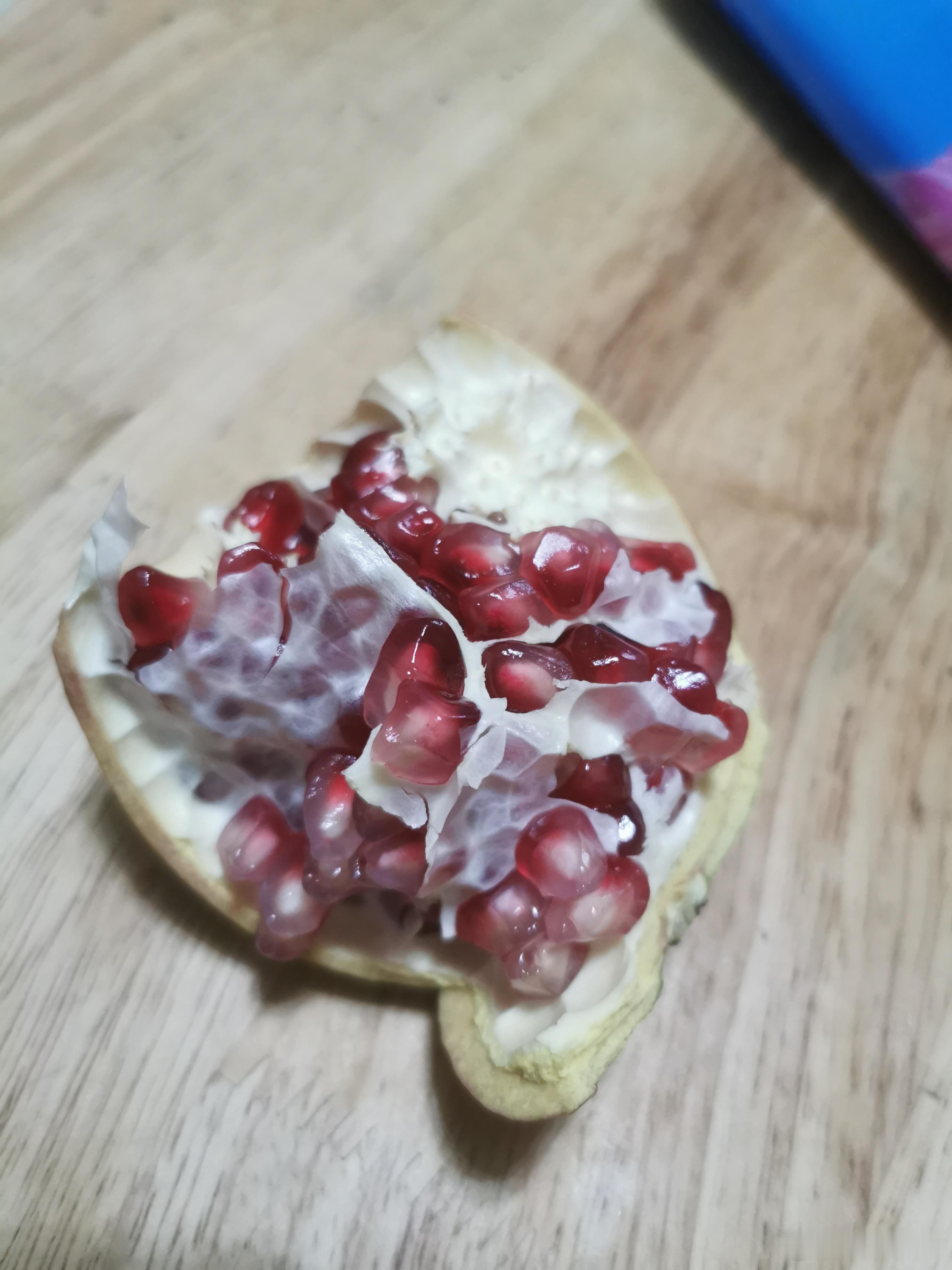 这个石榴理论上应该也有促进排便效果，石榴籽很小，很难吐出来，大量吃进去，又不能被