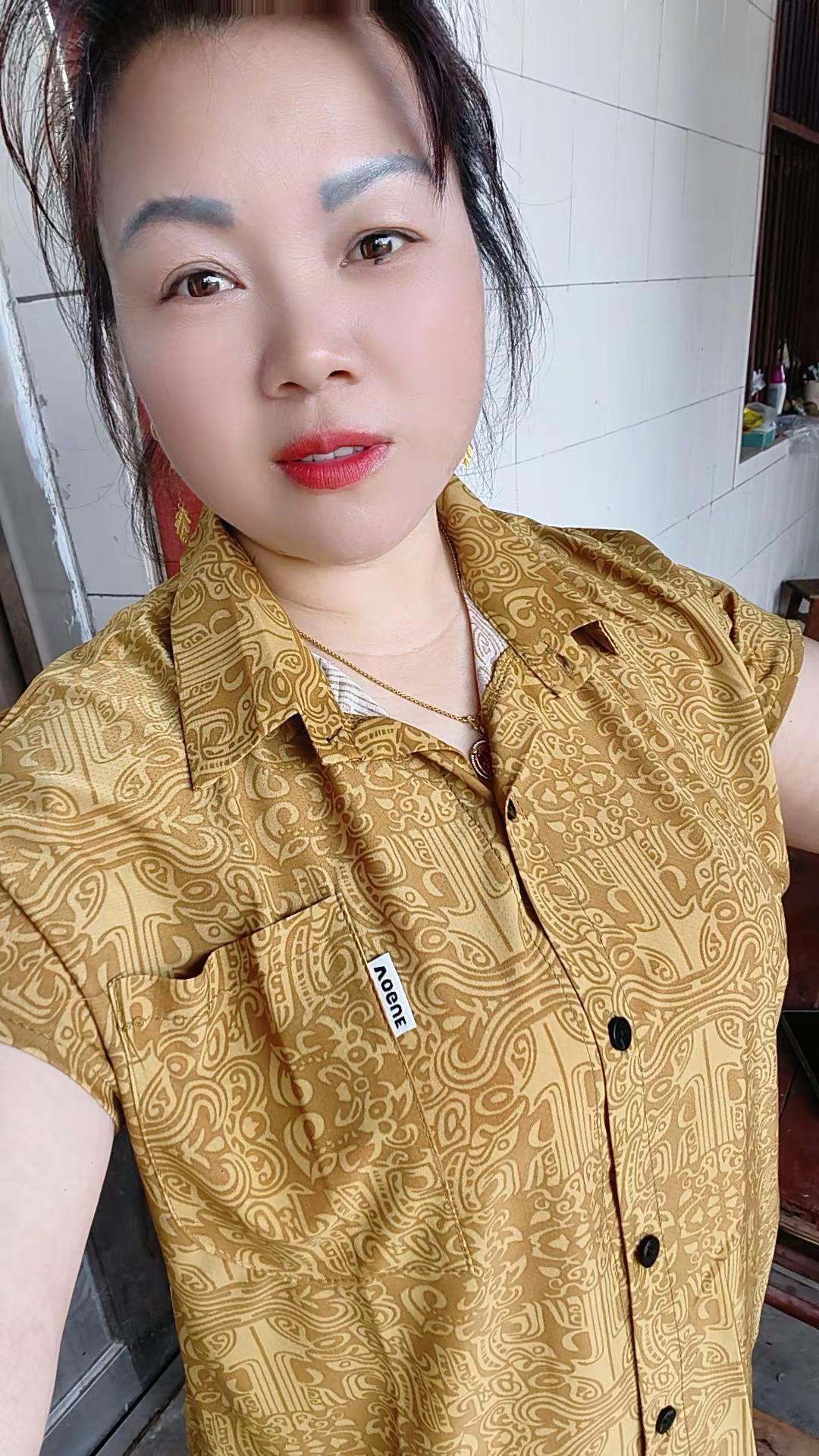 女人的衣服永远不够穿 ，管它好不好看都是限量版