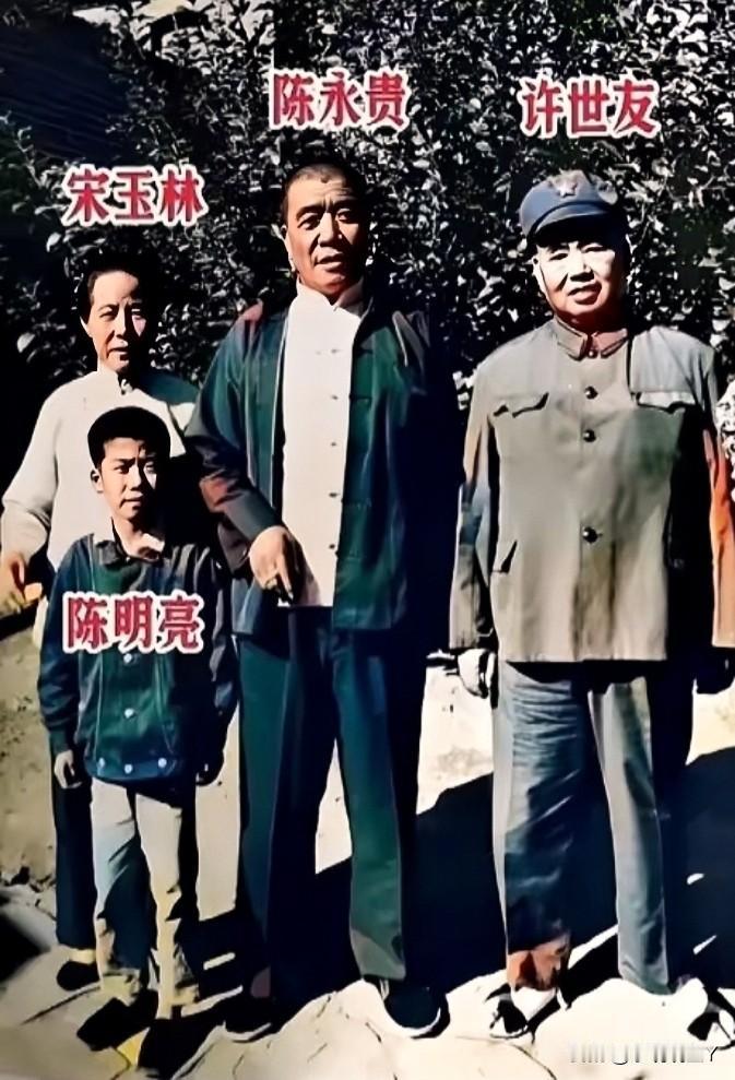 上世纪七十年代，大寨村，陈永贵一家人与许世友将军的珍贵合影