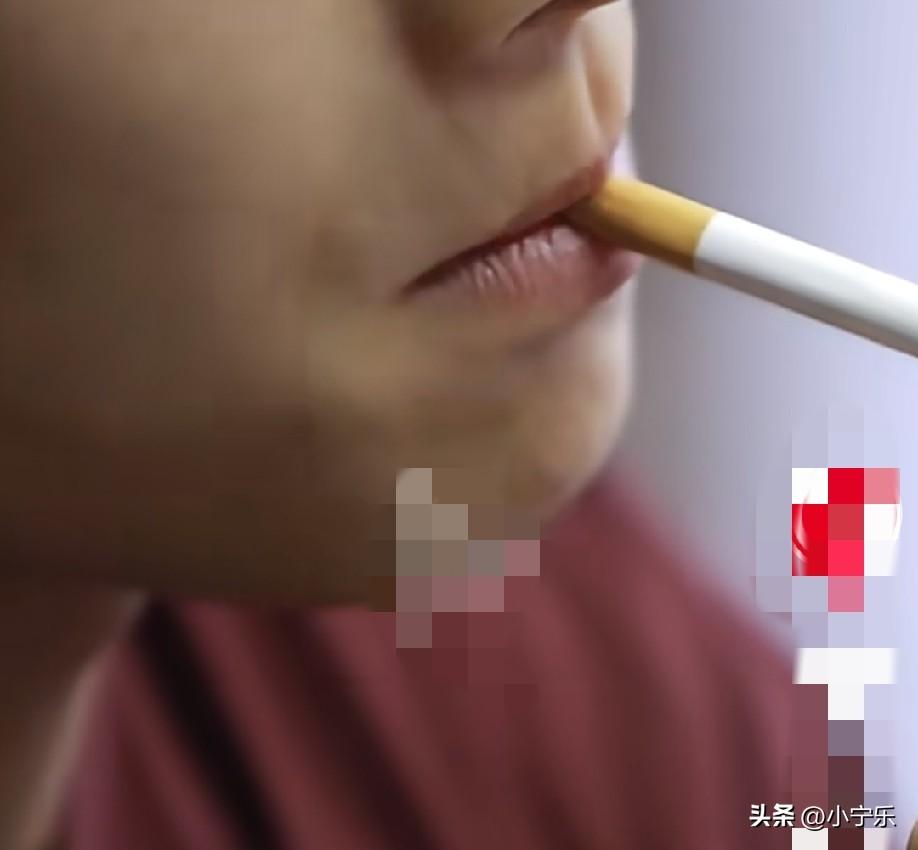 近日，上海一餐馆内，一男子陪着孕38周的妻子在餐馆就餐，发现对面桌有一个男子准备