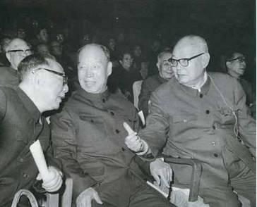 1974年，华国锋在中央一次小型会议上突然拍桌子发火，指着当年举报贺龙“叛国通敌