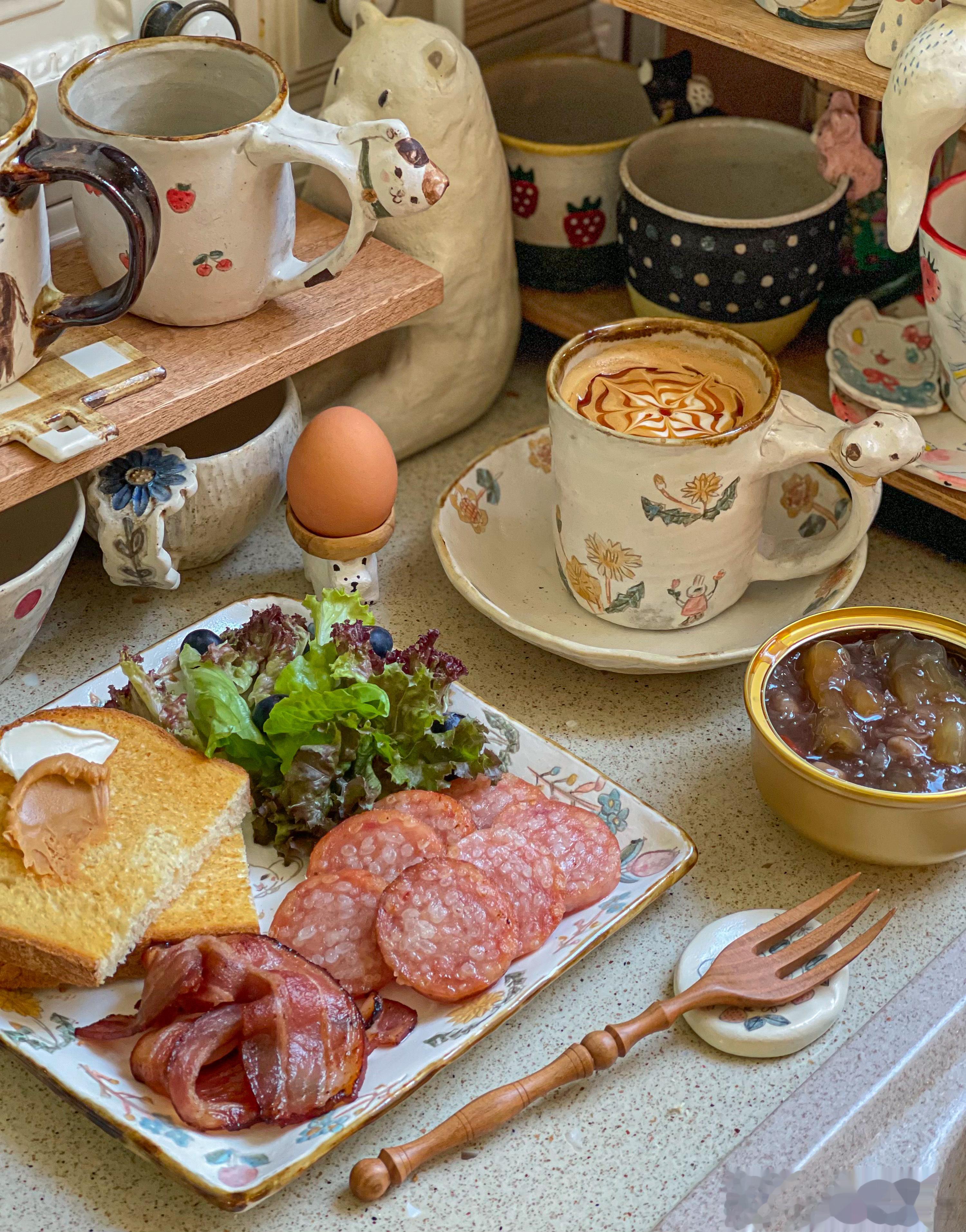 周二早餐：自己做的全麦吐司+肉班长家的糯米肠和培根，搭配自己做的香浓焦糖玛奇朵，