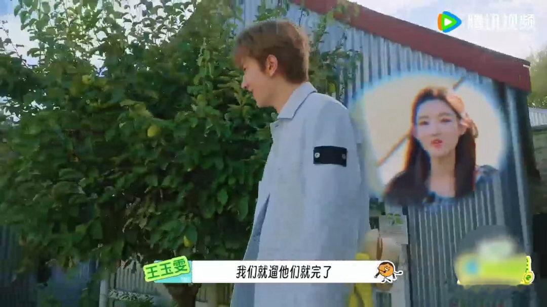 王玉雯问林一你是笨蛋吗王玉雯疑惑林一转行节目组追问林一与周也的唱功高下，他脑洞大