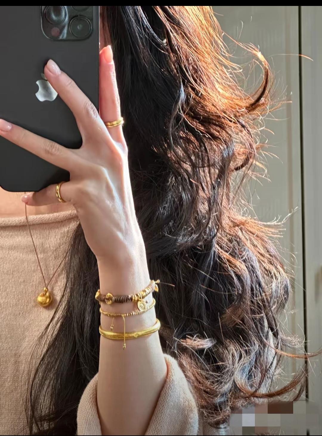 黄金市场彻底失控了！
1月4号金价974，5号早上冲到987，刚查直接飙到993