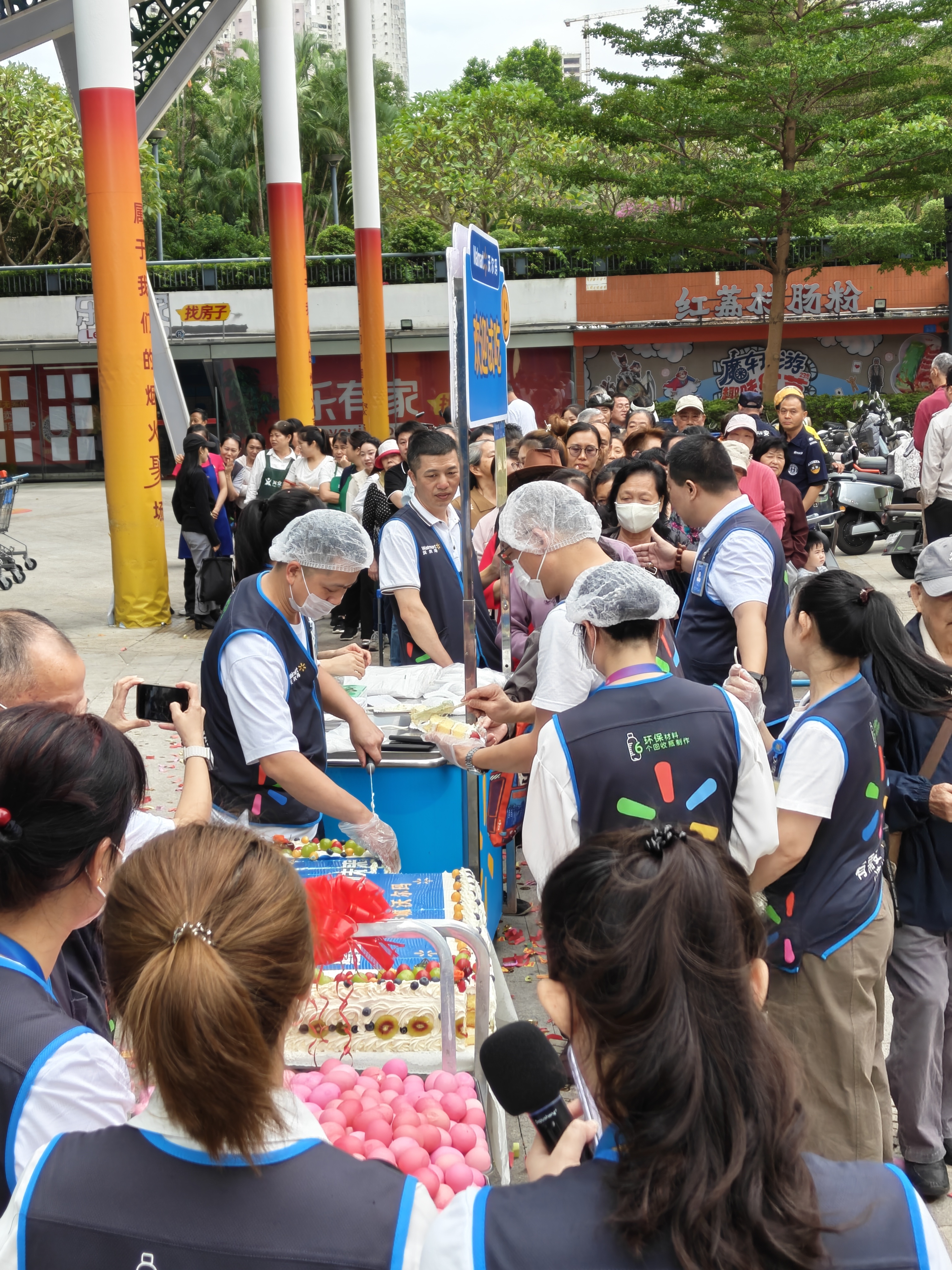 沃尔玛生日在发蛋糕和红鸡蛋[doge]这美国企业本土化拉满了 ​​​