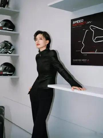 吉利银河TT全球首秀事业粉今年追李斯丹妮爽翻了吧！前脚时装周，后脚《说唱巅峰对决