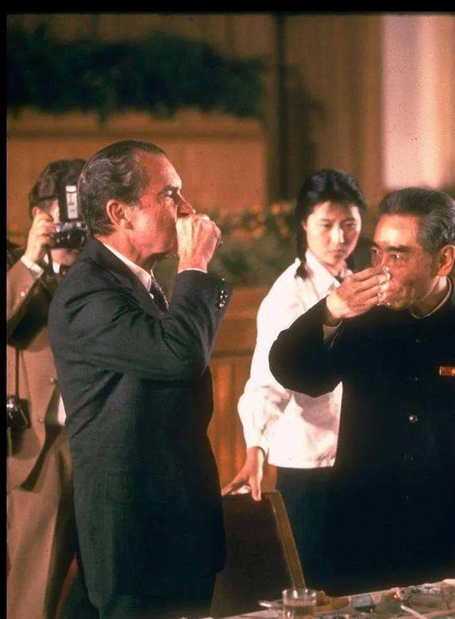 [微风]1972年2月，尼克松访华时准备游览西湖，美方特工突然向尼克松报告：“湖