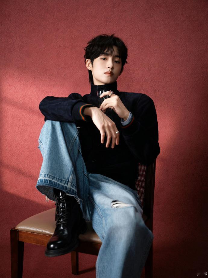 董思成在采访里的话太戳心！他说要把握每一次机会，慢慢积累等待被看见，这种默默努力